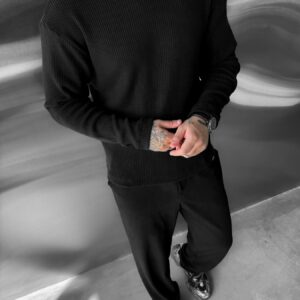 Светр чорний