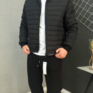 Чорна куртка